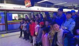 青岛地铁吃瓜墙成网红,地铁文化新地标，网友打卡新热点